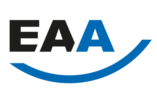 Das Logo der EAAs. Über einem blauen gebogenen Stricht steht: EAA. 