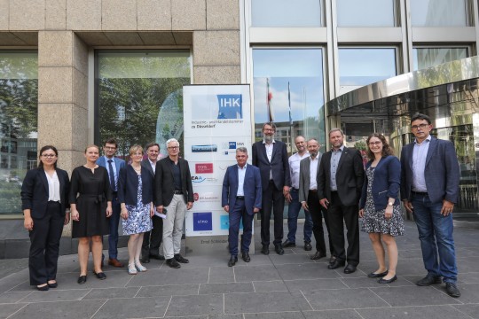 Gruppenfoto vor dem Gebäude der IHK Düsseldorf.