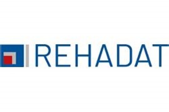 Logo von Rehadat: Neben dem Wort Rehadat ist ein blaues Quadrat mit einem kleinen roten Quadrat abgebildet.
