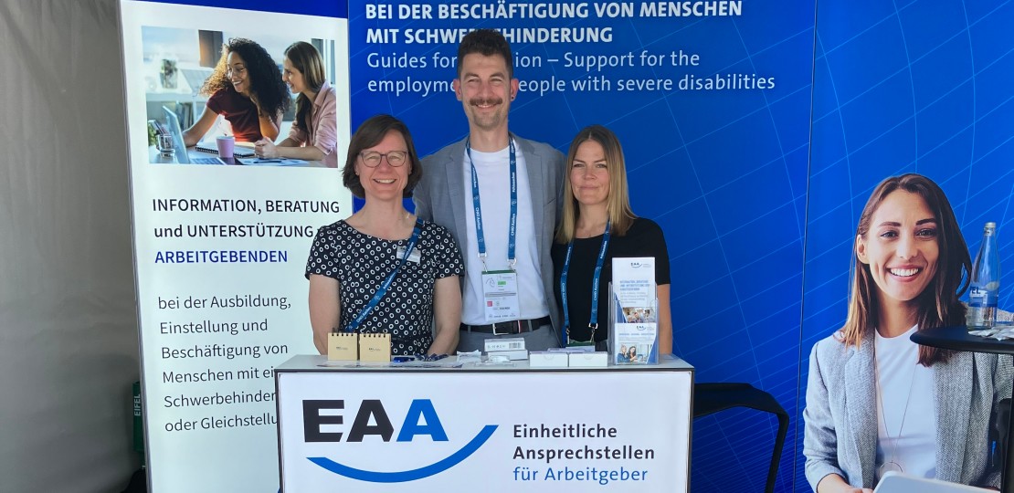 Das EAA-Team am Informationsstand bei TSCHIO
