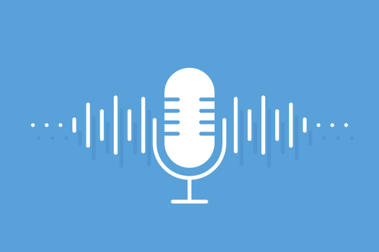 Das Bild zeigt eine Abbilung von einem weißen Standmikrophon vor einem blauen Hintergrund.